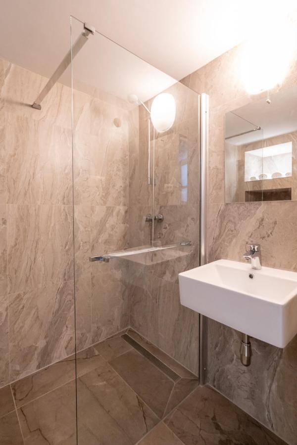 Apartments & Rooms Carera 6 ロヴィニ エクステリア 写真